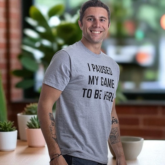 Ann Arbor T-shirt Co. I Paused My Game to Be Here Video Game Joke Phrase T-Shirt - Picture 5 of 16